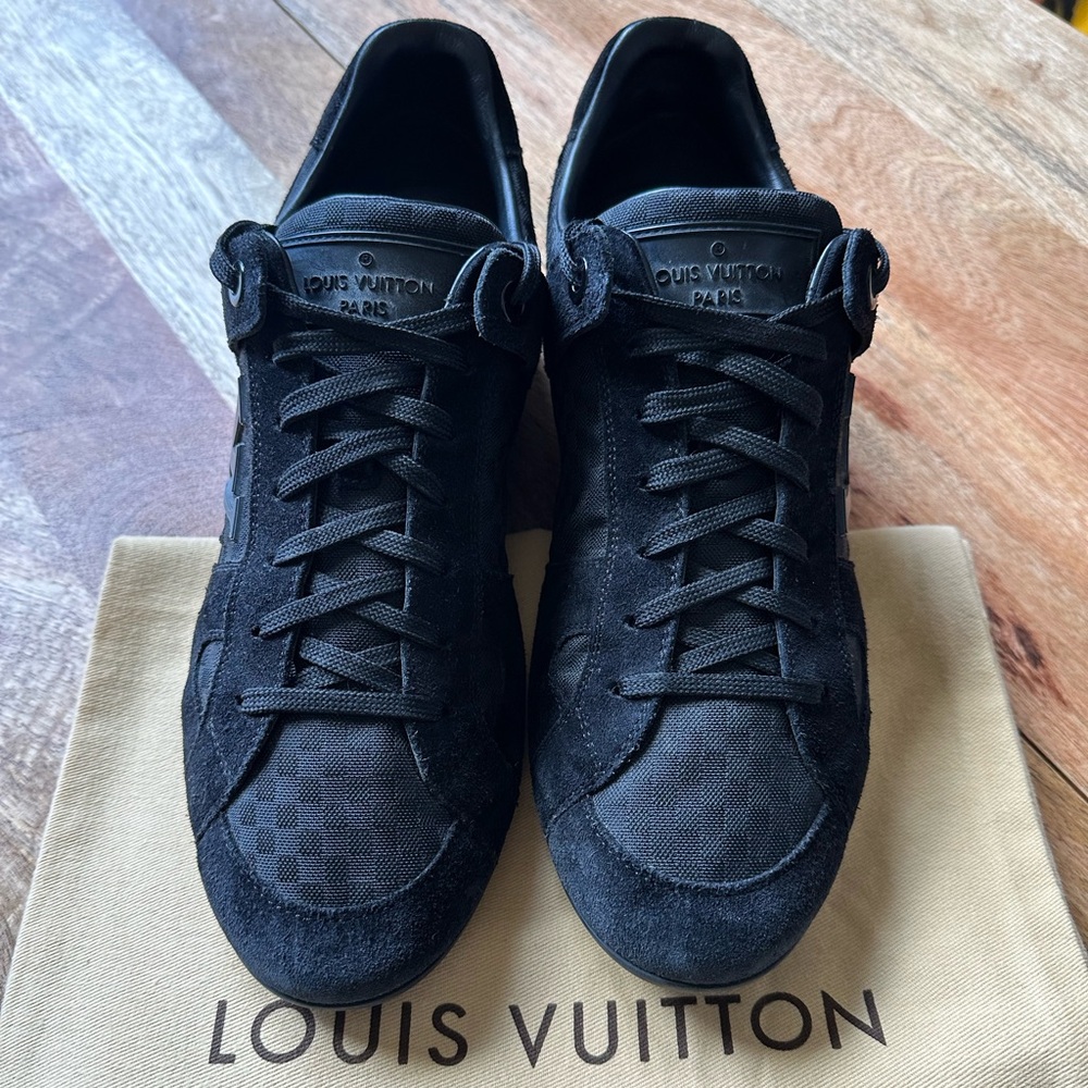 Louis Vuitton Canvas and Suede Low-top Sneaker. Black. Size 7 IT / 9 US